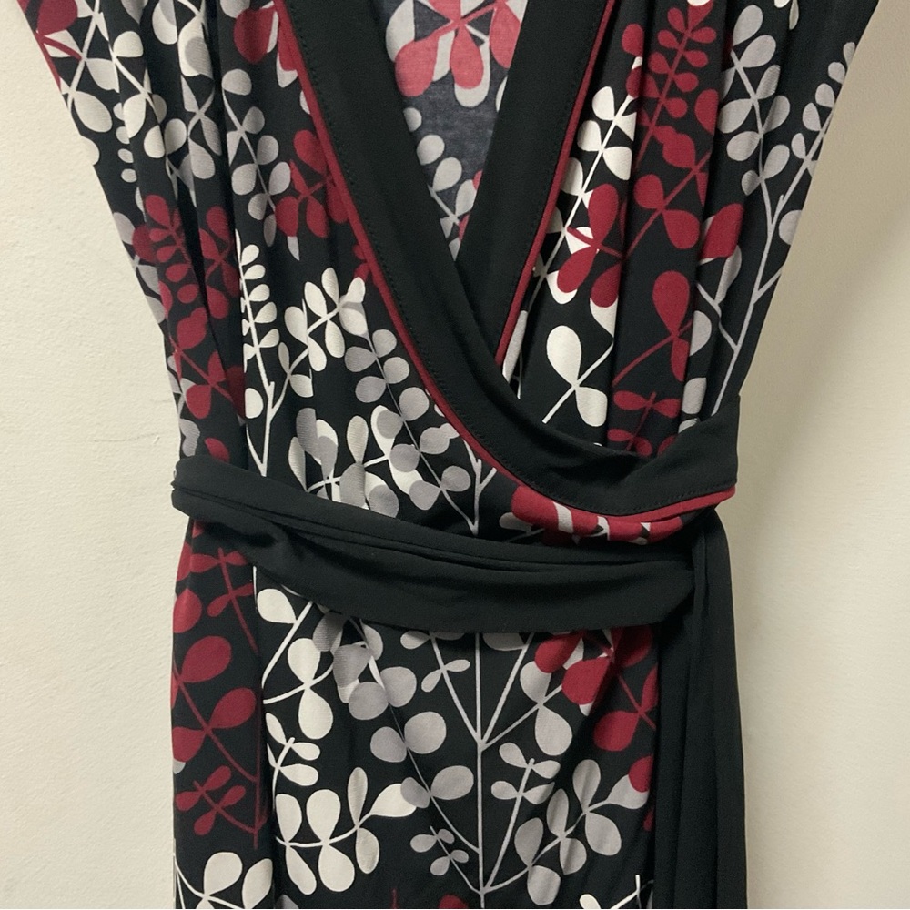 Pretty Merona Cranberry Grey & White Leaf Design On Black Cool Comfort Top! - Picture 7 of 13